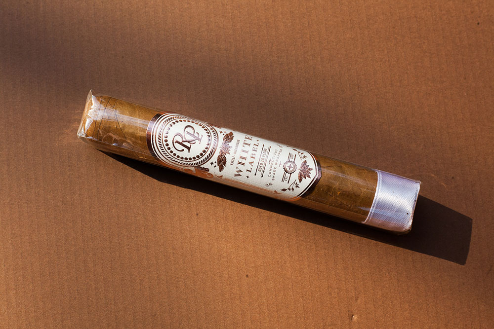 Rocky Patel white label Robusto and Cavalli Cremello white blend