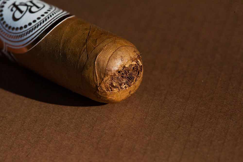 Rocky Patel white label Robusto and Cavalli Cremello white blend