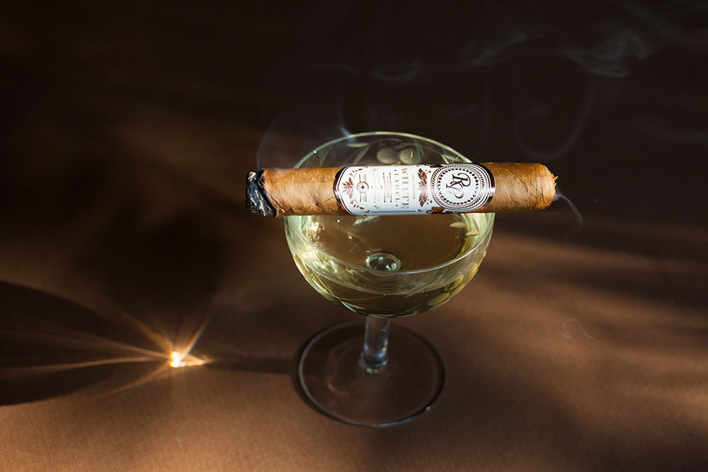 Rocky Patel white label Robusto and Cavalli Cremello white blend