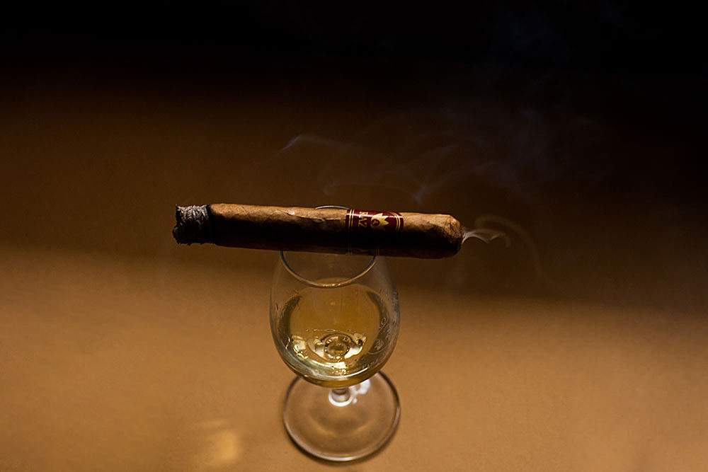Raza Toro cigar and white blend wine pairing