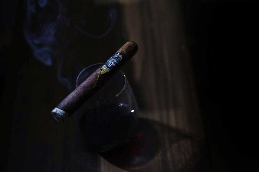 Oscar Valladares 2012 Barber Pole Lancero Cigar profile