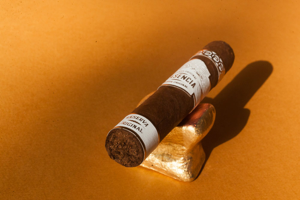 Plasencia Reserva Robusto paired with Myburgh Bros Alenadrie du Muscat Wine 2019 Vintage.